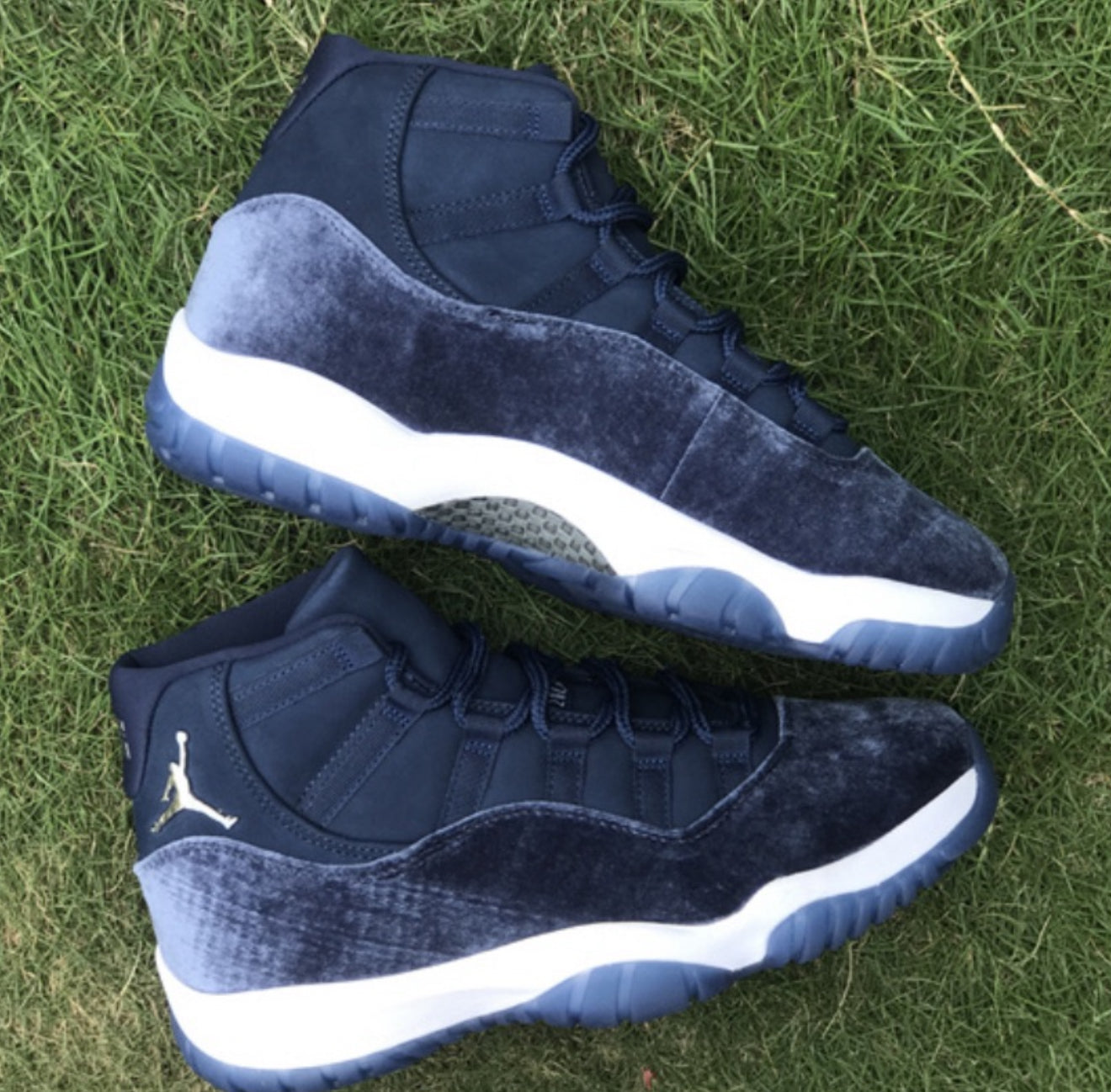 Aj4 blue moon 11s